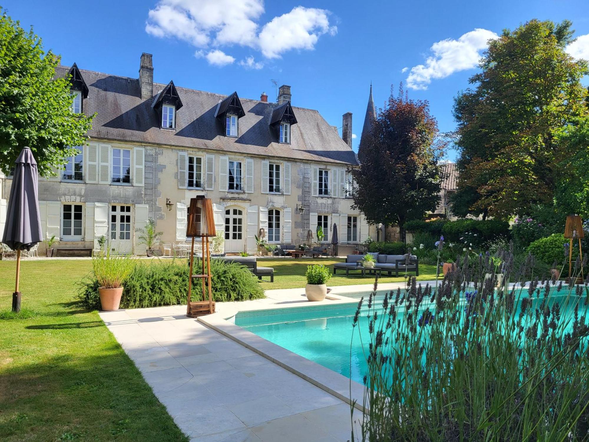 Logis Des Tourelles Acomodação com café da manhã Cognac Exterior foto